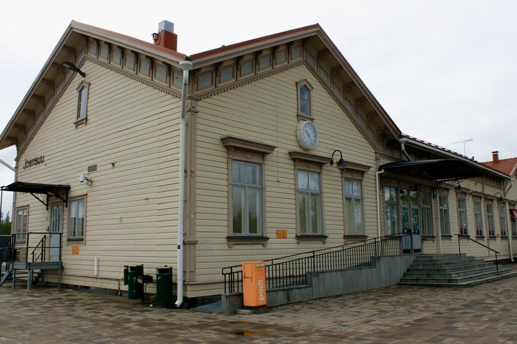 Puinen asemarakennus