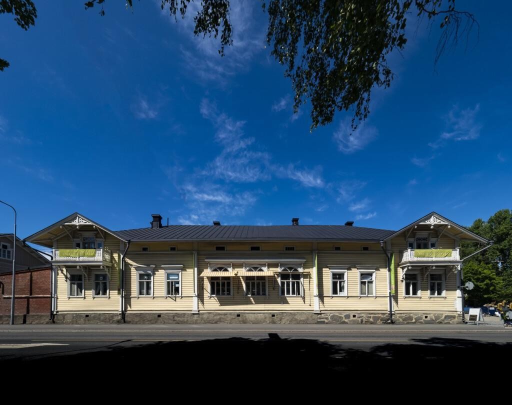 Puutalo tien varressa