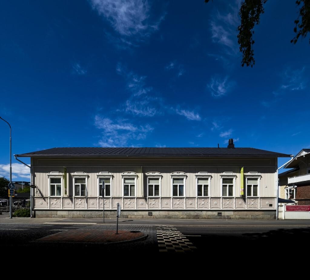 Puutalo tien varressa